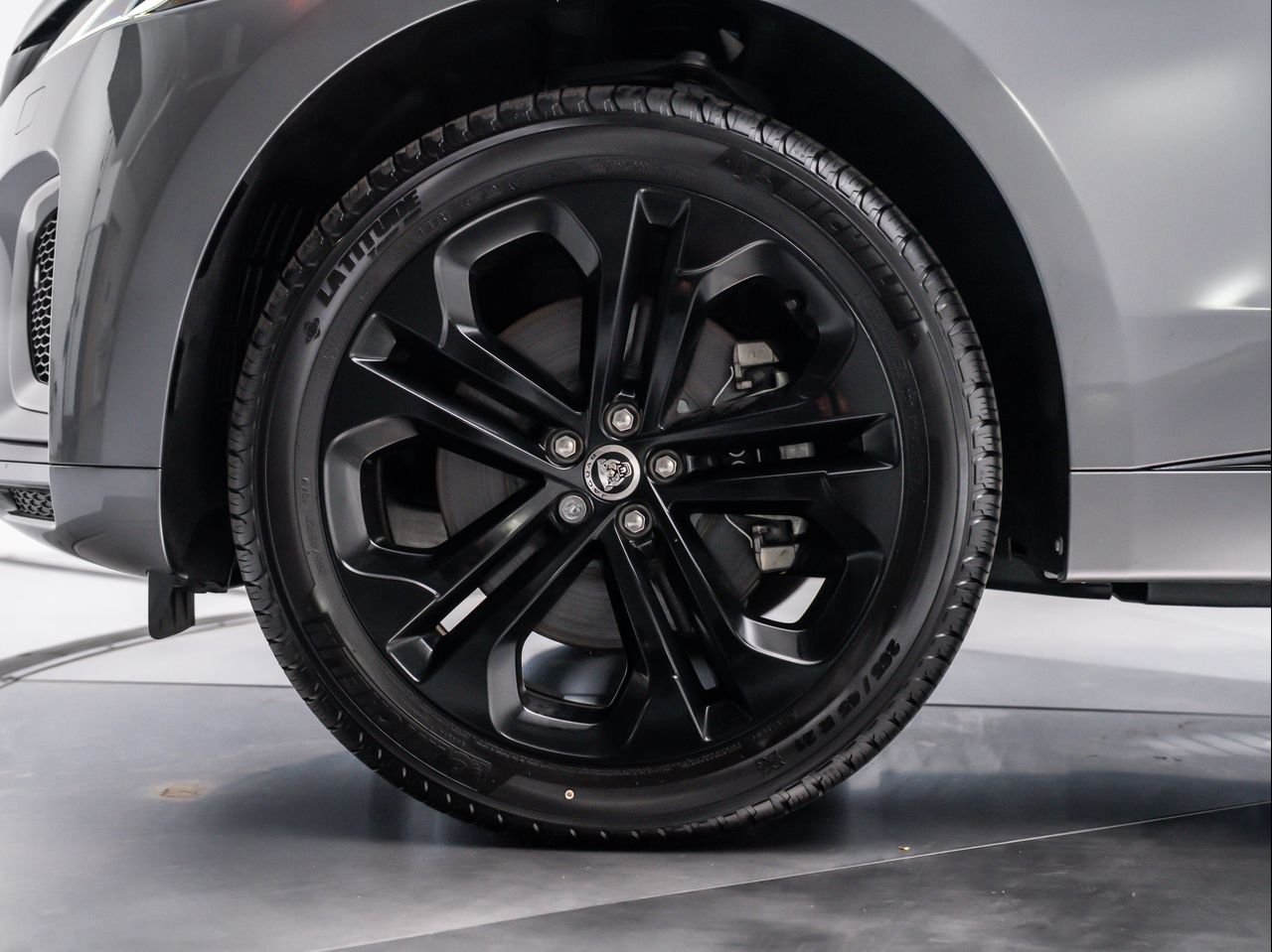 2025 Jaguar F-PACE R-Dynamic S - Photo 12