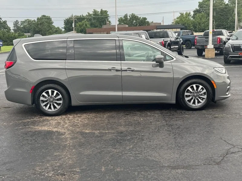 Used 2022 Chrysler Pacifica Hybrid Touring L with VIN 2C4RC1L70NR156002 for sale in Waterloo, IL