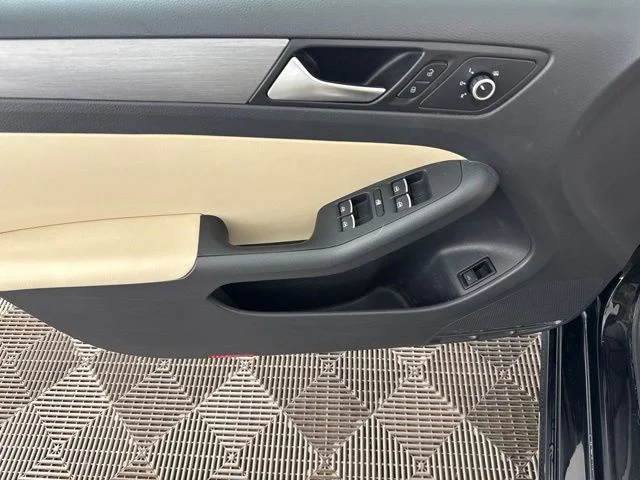 Used 2014  Volkswagen 2.0L TDI image 22