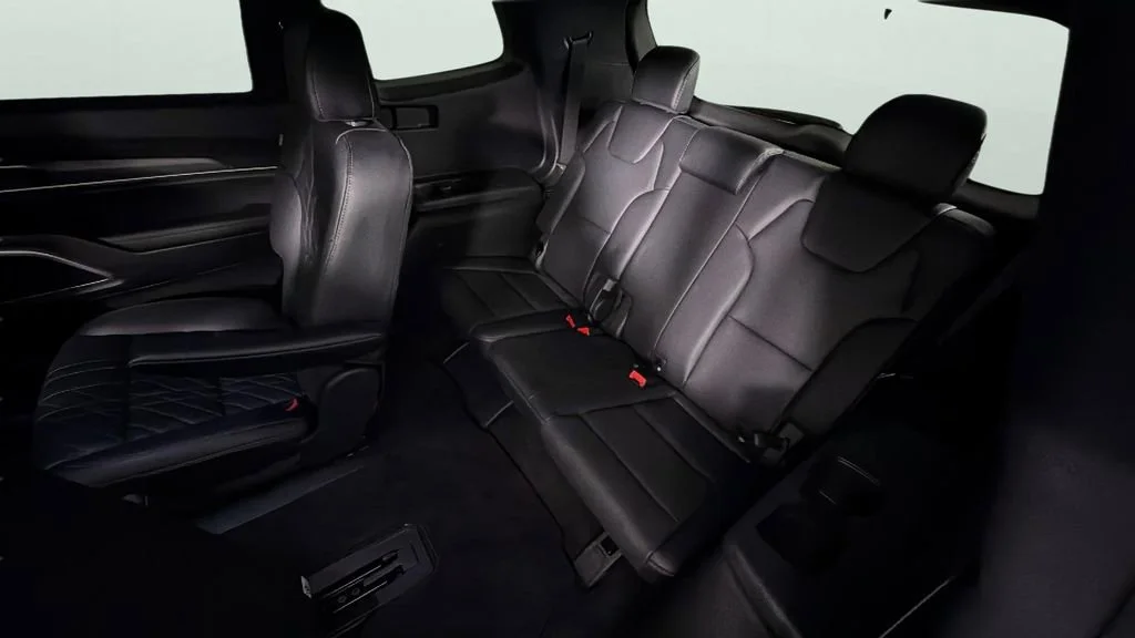 Used 2025 White Kia EX X-Line image 28
