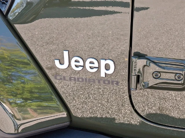 Used 2022 Green Jeep Overland image 32