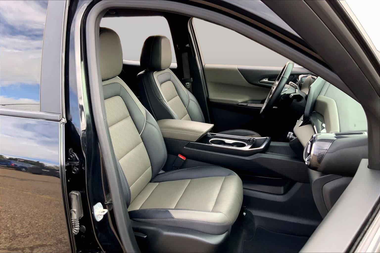 Used 2025 Mosaic Black Metallic Chevrolet FWD LT image 9