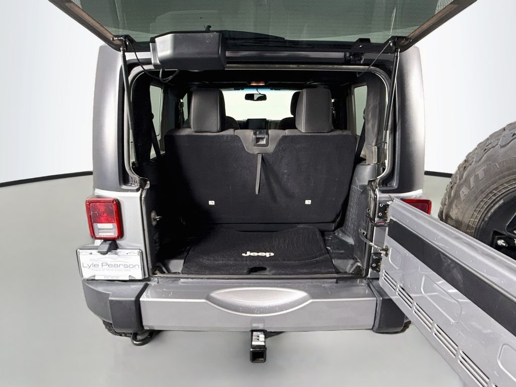 Used 2016 Silver Jeep Sahara image 22