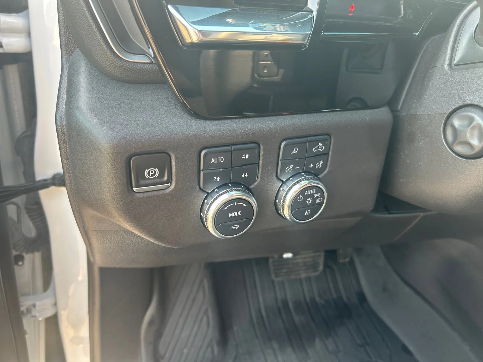 Used 2024 White GMC SLT Crew Cab 6.2L Leather Sunroof 4x4 image 16