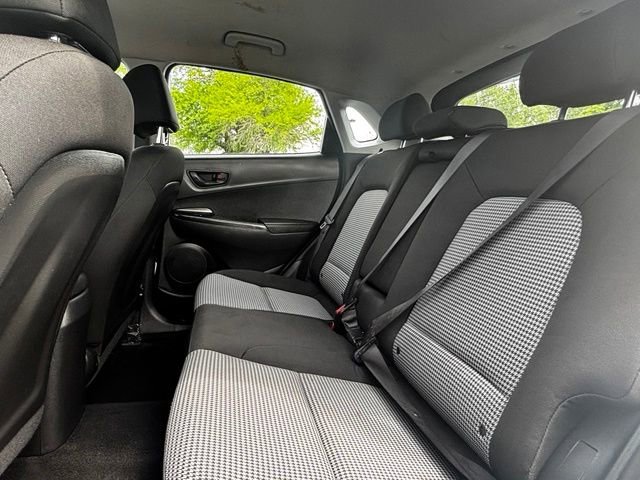 Used 2022 White Hyundai SE image 22