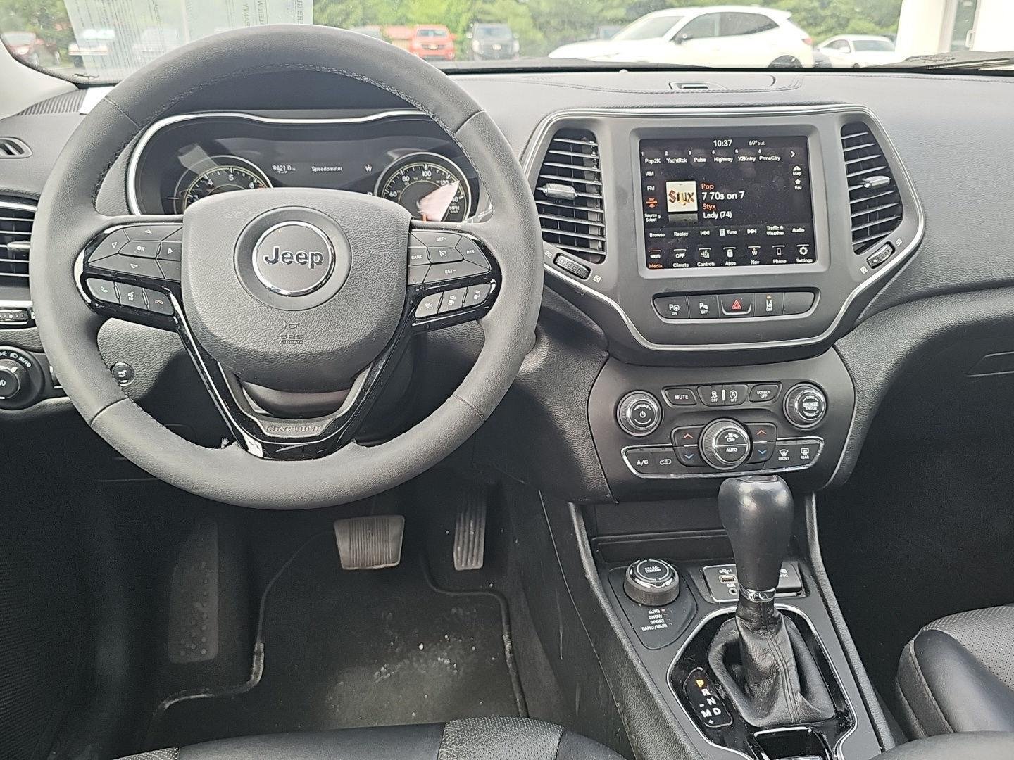 Used 2023 Diamond Black Crystal Pearlcoat Jeep Altitude Lux image 9