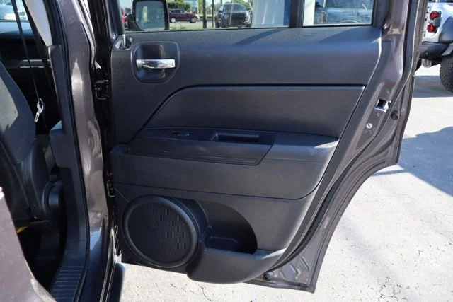 Used 2014 Granite Crystal Clearcoat Metallic Jeep Latitude image 26