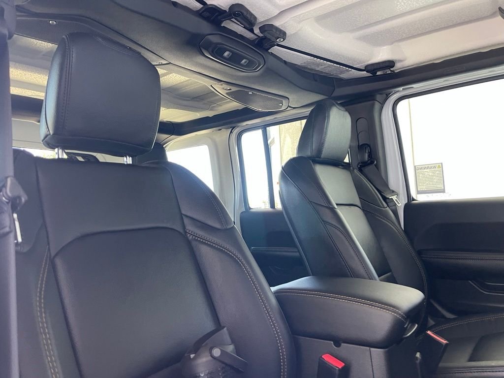 New 2026 Bright White Clear-Coat Exterior Paint Jeep Sahara image 16