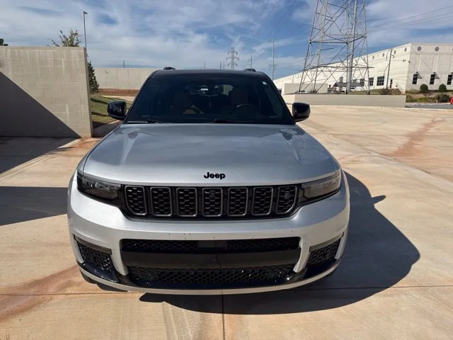 Used 2023 Silver Jeep Summit image 2