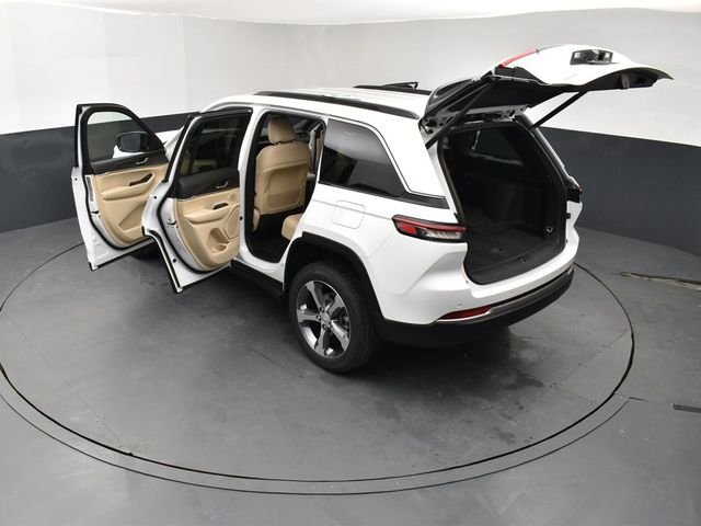 New 2026 Bright White Clear-Coat Exterior Paint Jeep Limited image 28