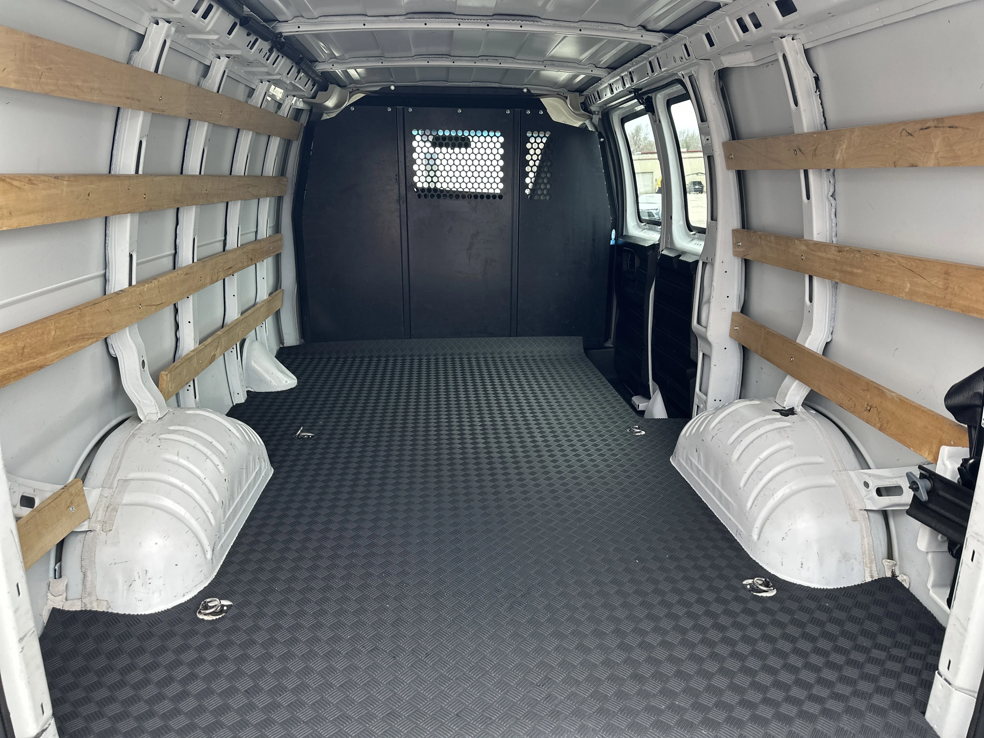 2023 GMC Savana Cargo Work Van - Photo 18