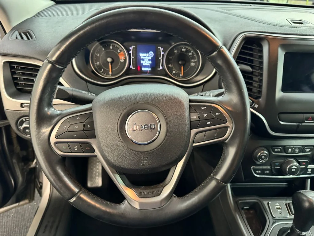 Used 2019 Silver Jeep Latitude Plus image 17