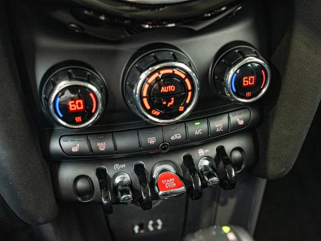 Used 2018 Pepper White MINI  image 32