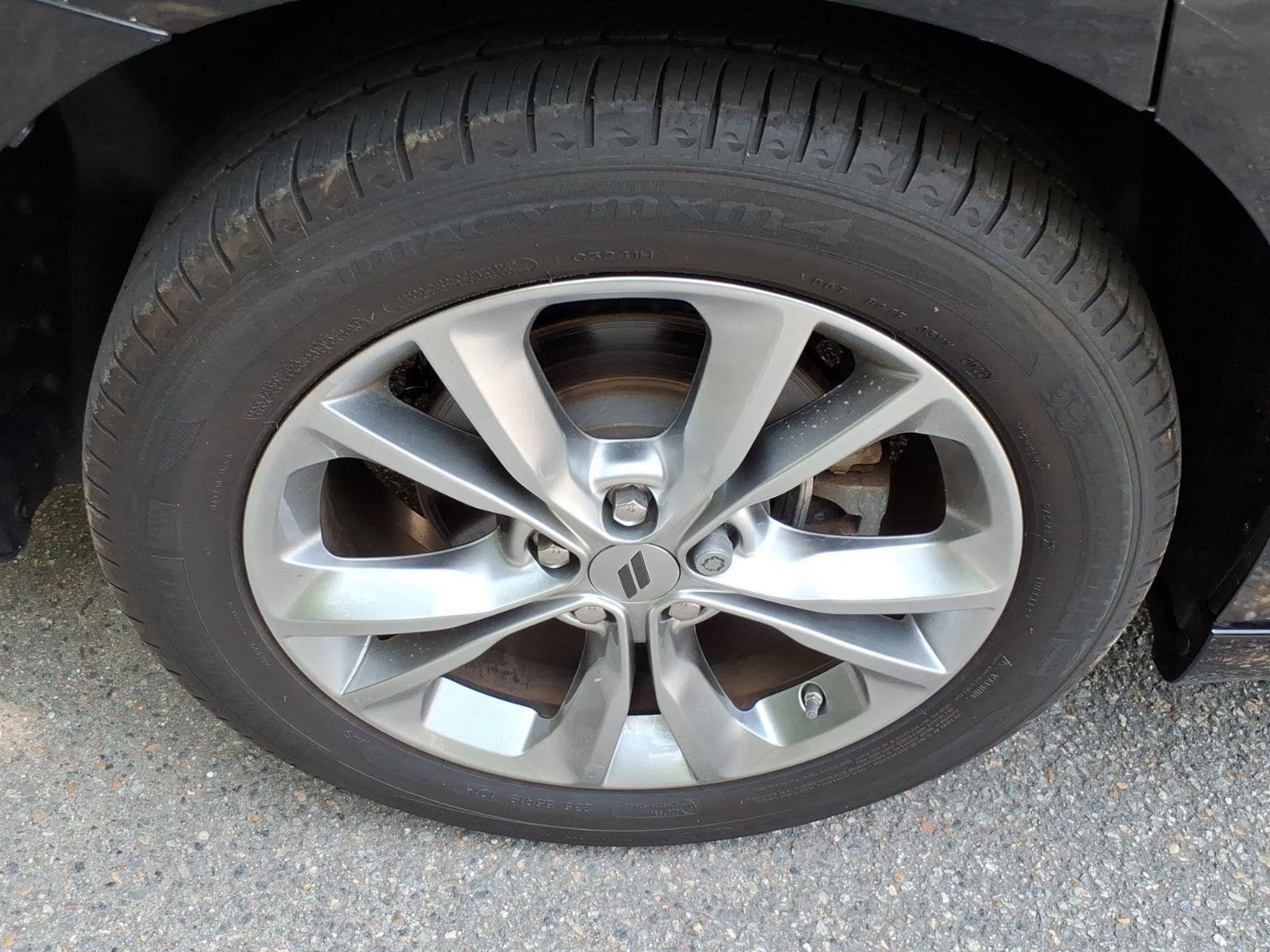 Used 2022 Pitch Black Clearcoat Dodge SXT image 10