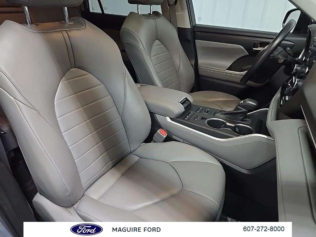 Used 2022 Moon Dust Toyota XLE image 18
