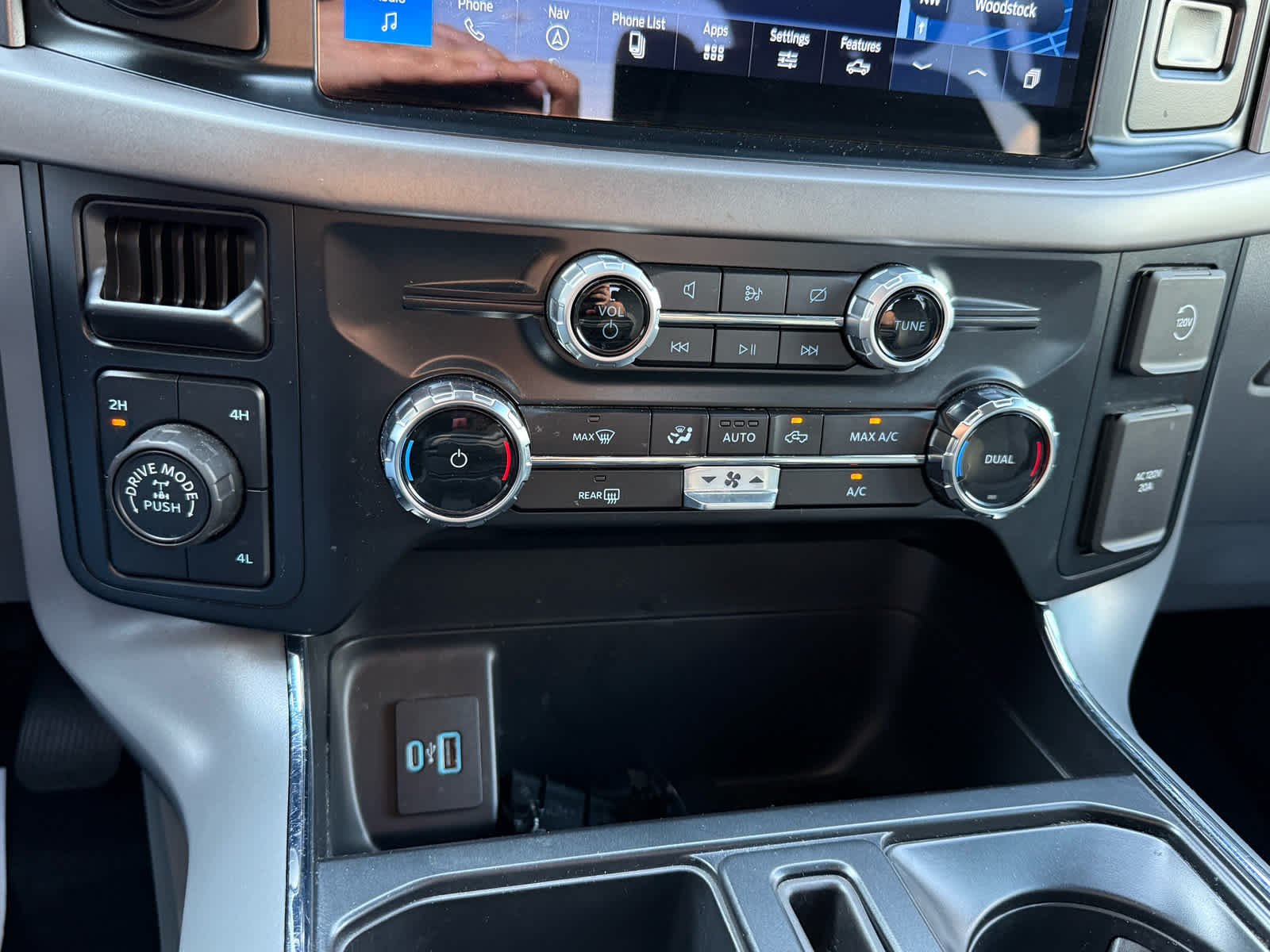 Used 2024 Atlas Blue Metallic Ford XLT image 20