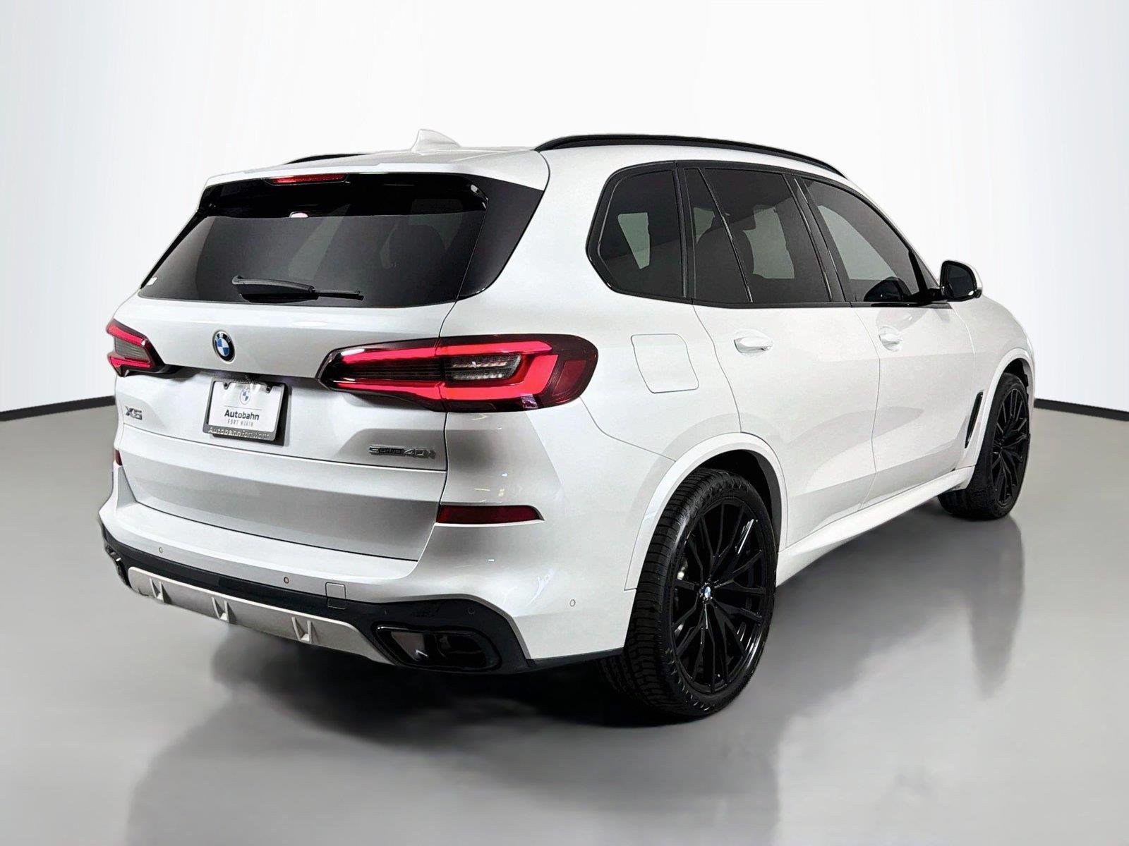 Used 2023 Mineral White Metallic BMW sDrive40i image 5
