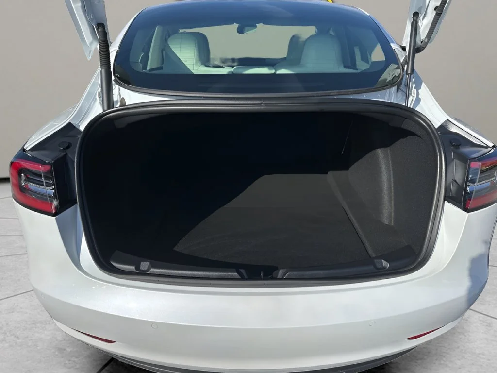 Used 2022 White Tesla Base image 31