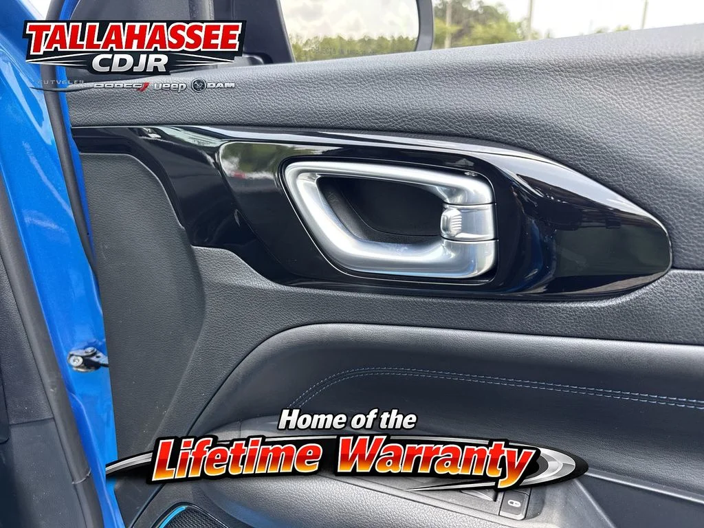 New 2026 Hydro Blue Pearl-Coat Exterior Paint Jeep Latitude image 30