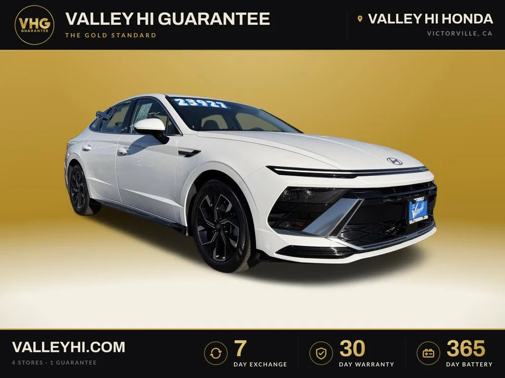 Used 2025 White Hyundai SEL image 1