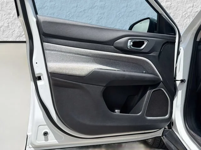 Used 2022 Bright White Clearcoat Jeep Latitude image 20