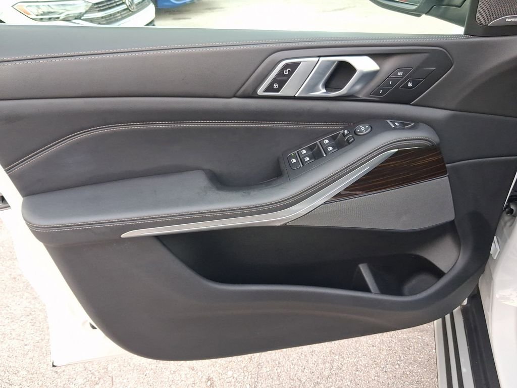 Used 2024 White BMW sDrive40i image 19