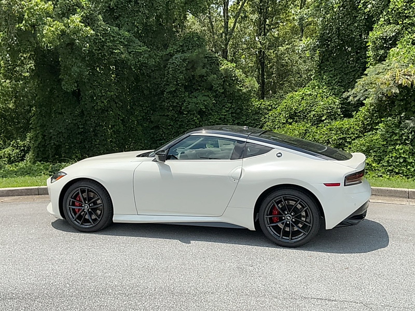 New 2026 Pearl White Tricoat/Super Black Nissan Performance image 3