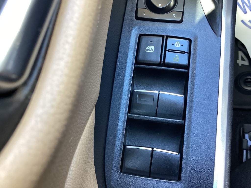 Used 2020  Toyota XLE Premium image 40