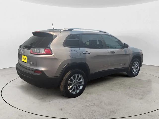 Used 2020 Silver Jeep Latitude image 4