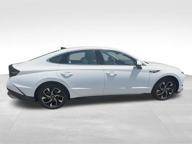 Used 2024 White Hyundai SEL image 9