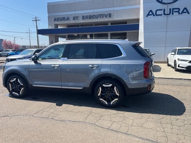 Used 2025 Silver Kia S image 7