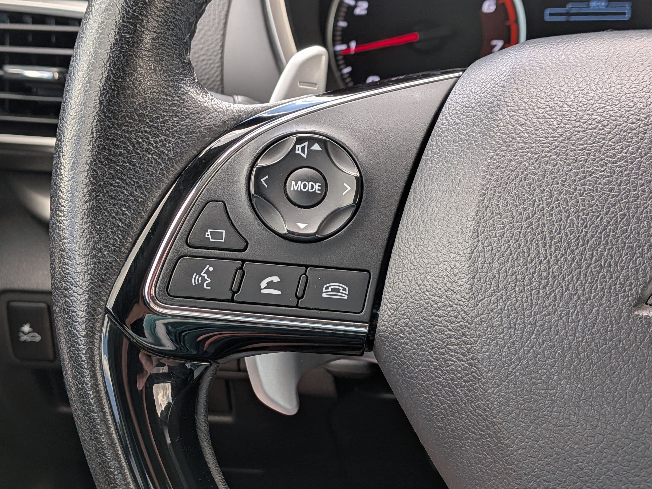 Used 2019 White Mitsubishi SE image 18