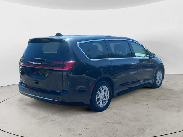Used 2023 Black Chrysler Touring L image 5