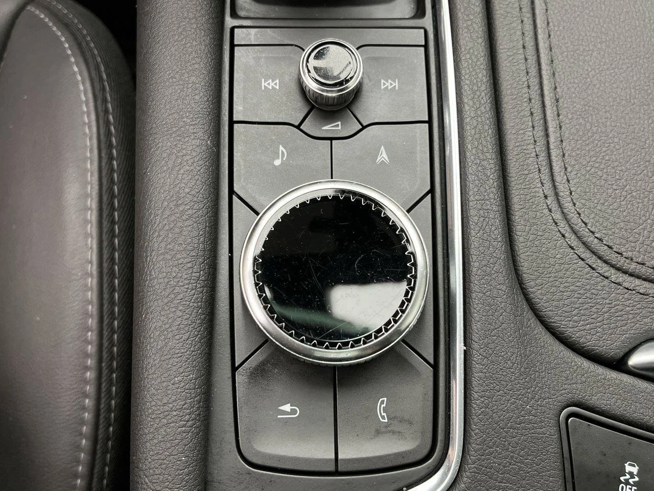 Used 2023 ARGENT SILVER METALLIC Cadillac AWD Premium Luxury image 19