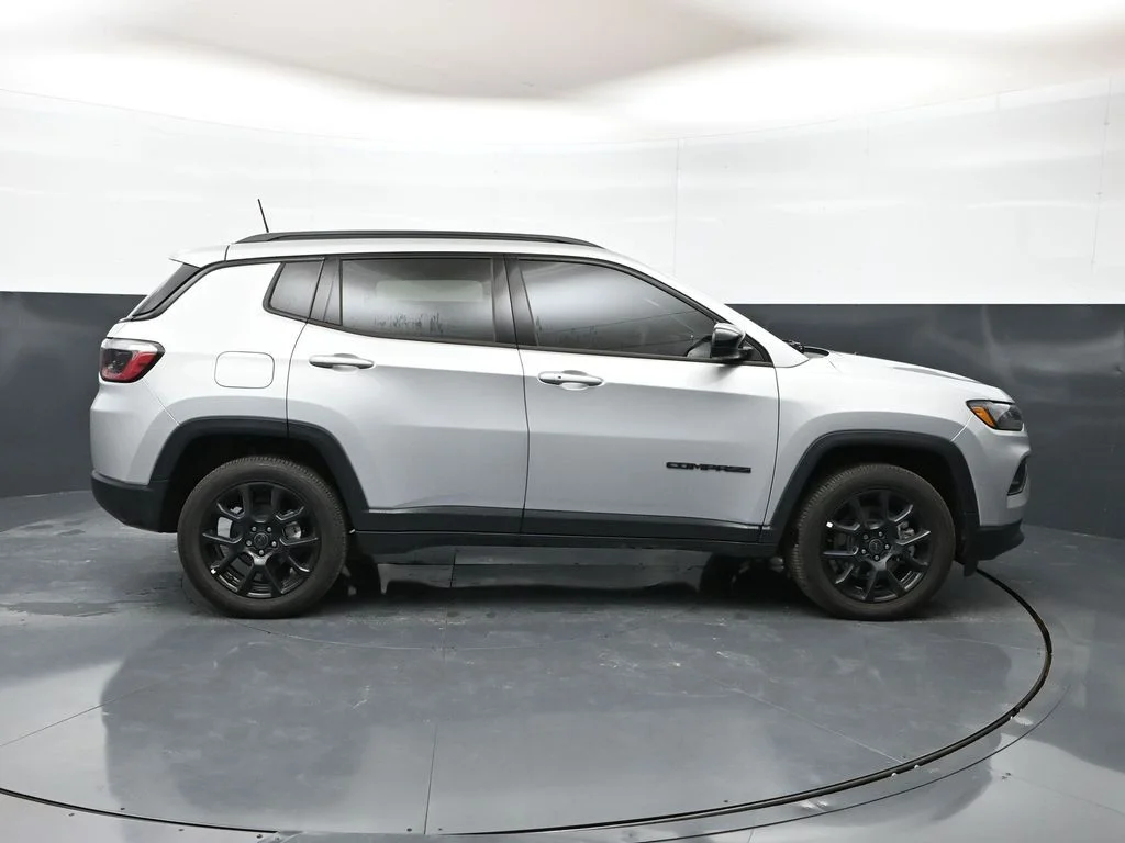 New 2026 Silver Zynith Metallic Clear-Coat Exterior Paint Jeep Latitude image 25
