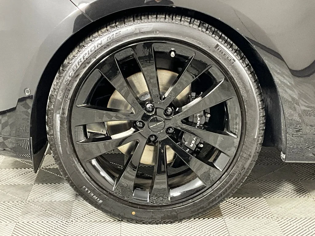 New 2026 Santorini Black Land Rover Dynamic SE image 9