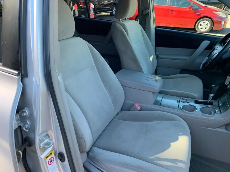 Used 2011 Silver Toyota Sport Utility 4D image 31