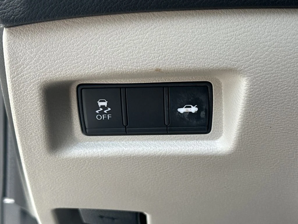Used 2023 White INFINITI LUXE image 31