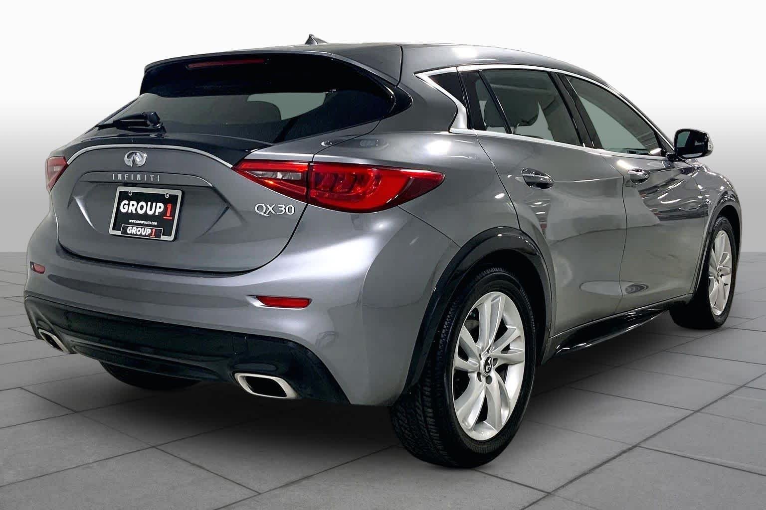 Used 2017 Graphite Shadow INFINITI Luxury image 12
