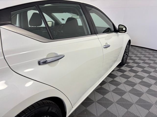 Used 2023 White Nissan 2.5 SV image 9