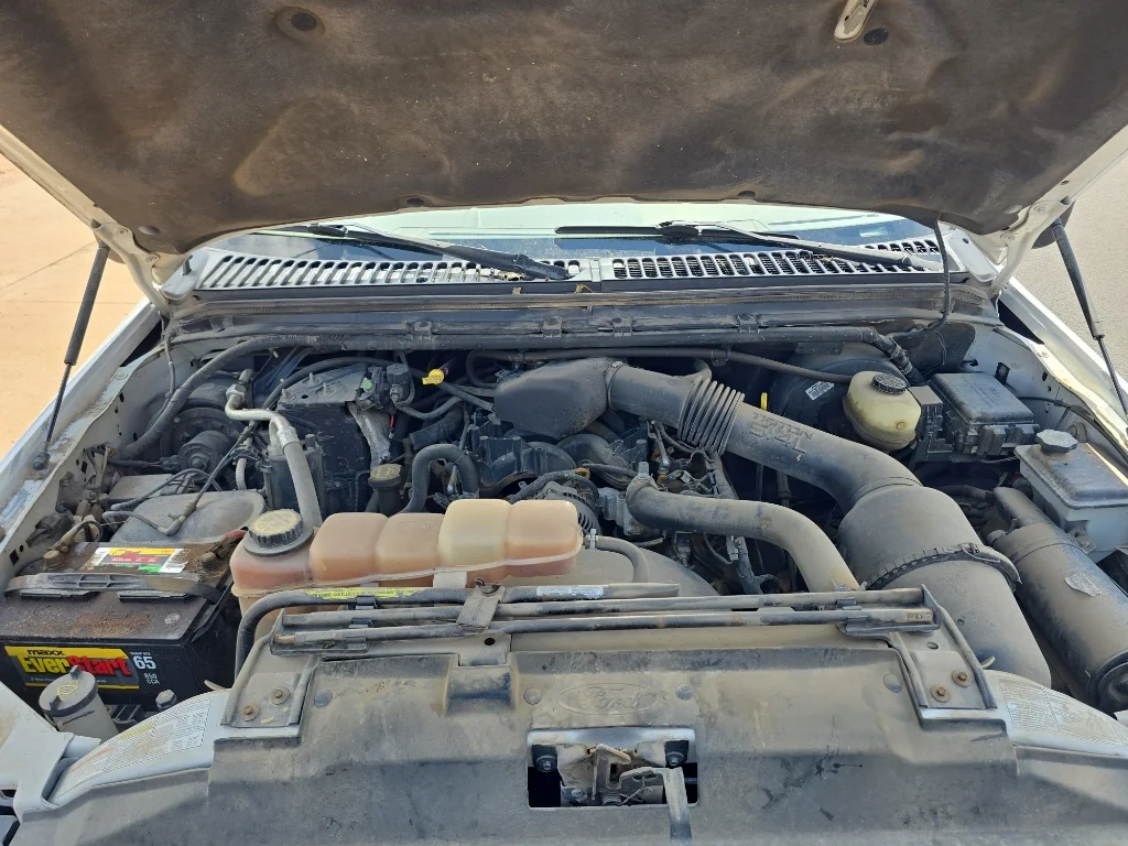 Used 2001 White Ford XL image 9