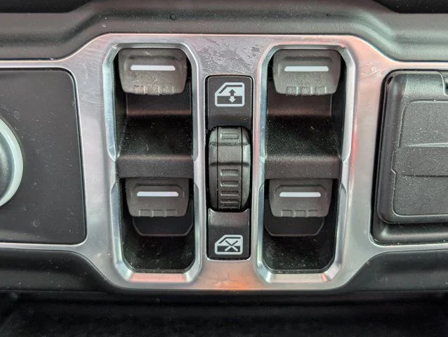 Used 2021 Snazzberry Pearlcoat Jeep Overland image 18