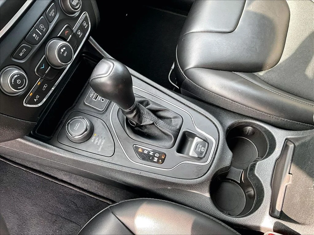 Used 2021 Silver Jeep Latitude Plus image 16