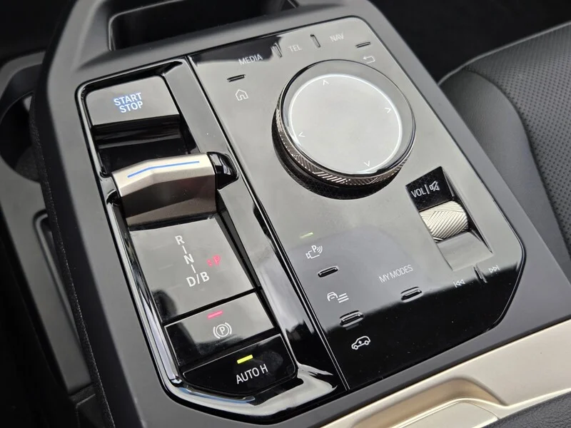 Used 2024 White Metallic BMW M60 SPORTS ACTIVITY VEHICLE image 36