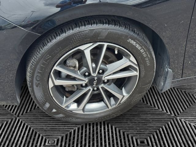 Used 2023 Black Kia LXS image 9