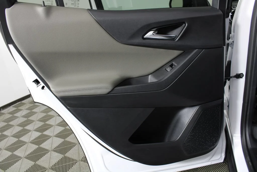 New 2027 Summit White Chevrolet LT image 12