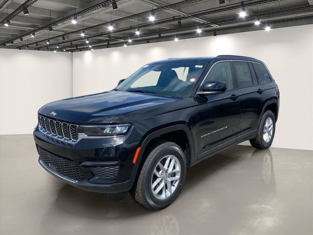 New 2026 Diamond Black Crystal Pearl-Coat Exterior Paint Jeep Laredo X image 2