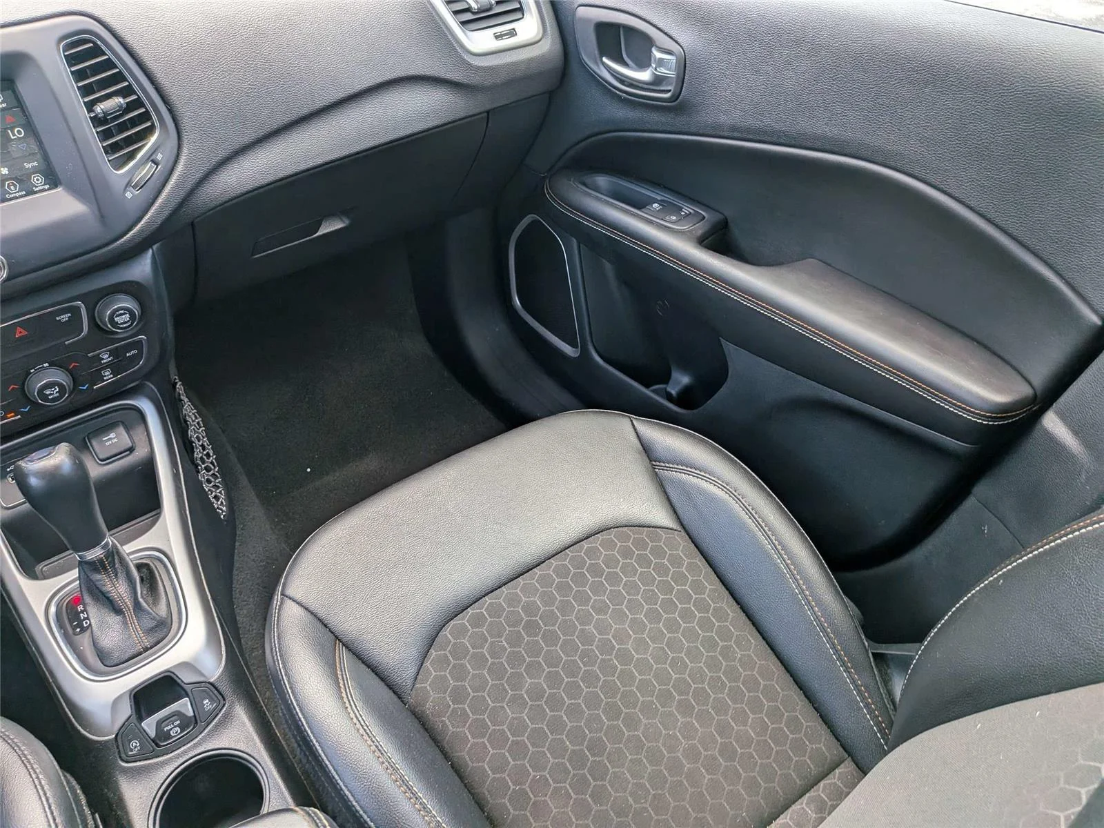 Used 2021  Jeep Latitude image 17