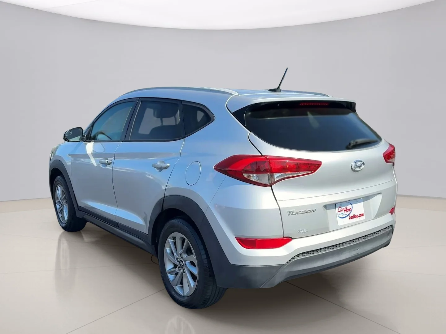 Used 2016 Silver Hyundai SE image 3