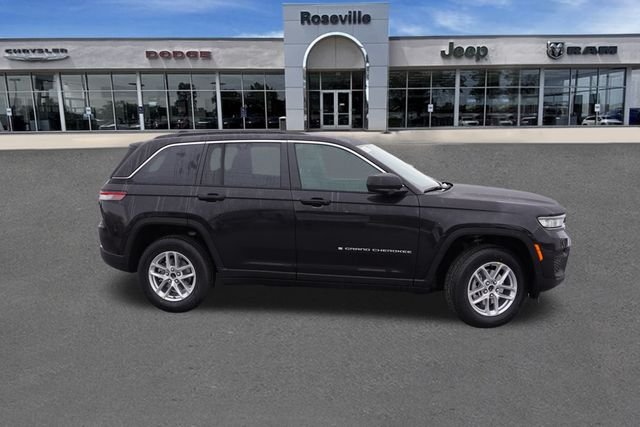 New 2025 Diamond Black Crystal Pearl-Coat Exterior Paint Jeep Laredo X image 2